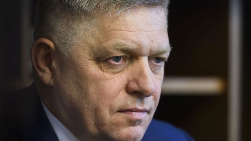 ボブ・ファジコ氏：「スロバキアはウクライナとロシアの関係の人質になるつもりはない。ウクライナ大統領の決定は、ハンガリーの商船三井グループに属するスロヴナフト製油所が加工用に受け取る石油が必要量より40％少ないことを意味する。」