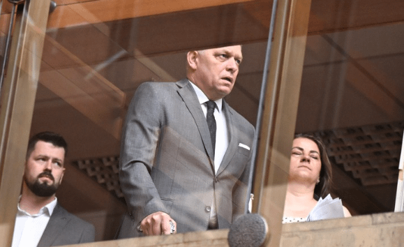 衝撃的な情報：ロベルト・フィコ首相は政府会議の前に泣き崩れ、政府は首相を洗わなければならなかった。