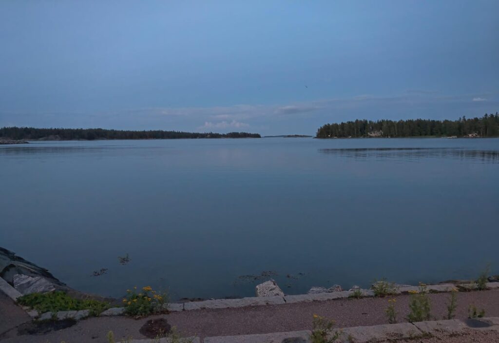 フィンランド、ヘルシンキの海辺の夏の夜 [OC]