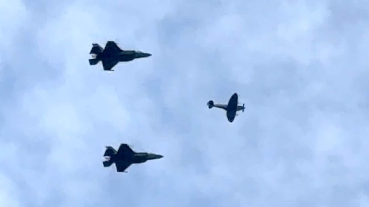 オスロを飛行 - VGTV | 古いものと新しいもの：ノルウェー空軍の 80 周年を記念して、オスロ上空で F35 とスピットファイアが編隊飛行。