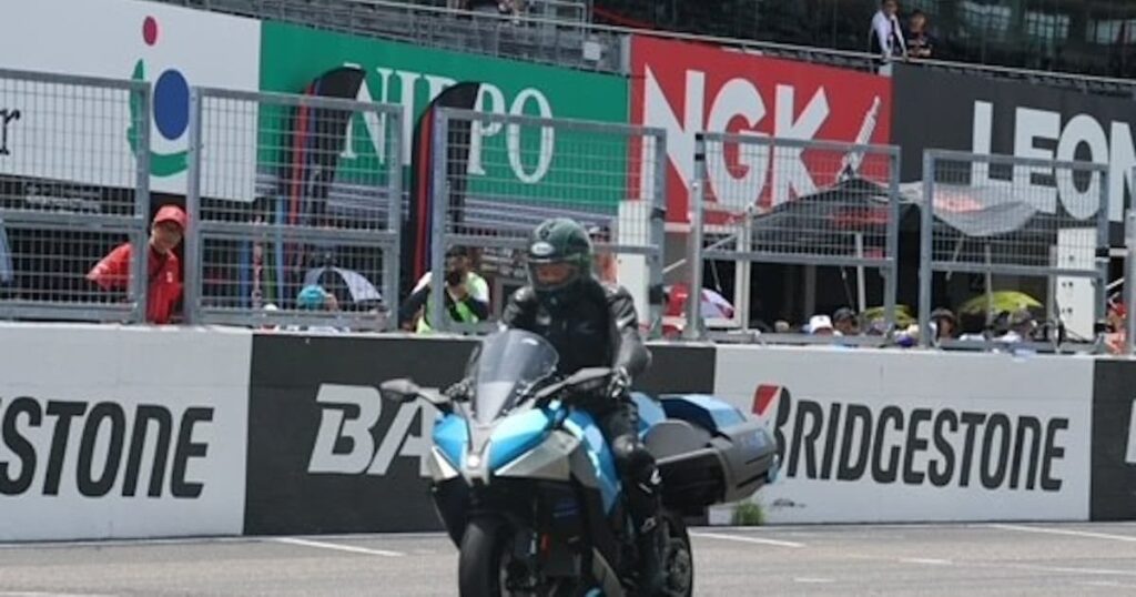 カワサキ、鈴鹿で水素バイク疾走 初の公開走行