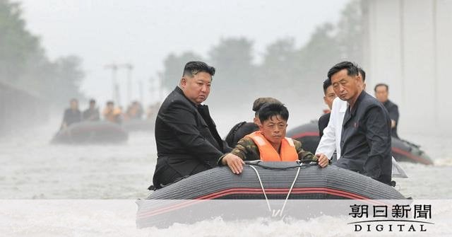 金正恩氏がボートで洪水被災地視察 責任者を「厳しく処罰」 北朝鮮