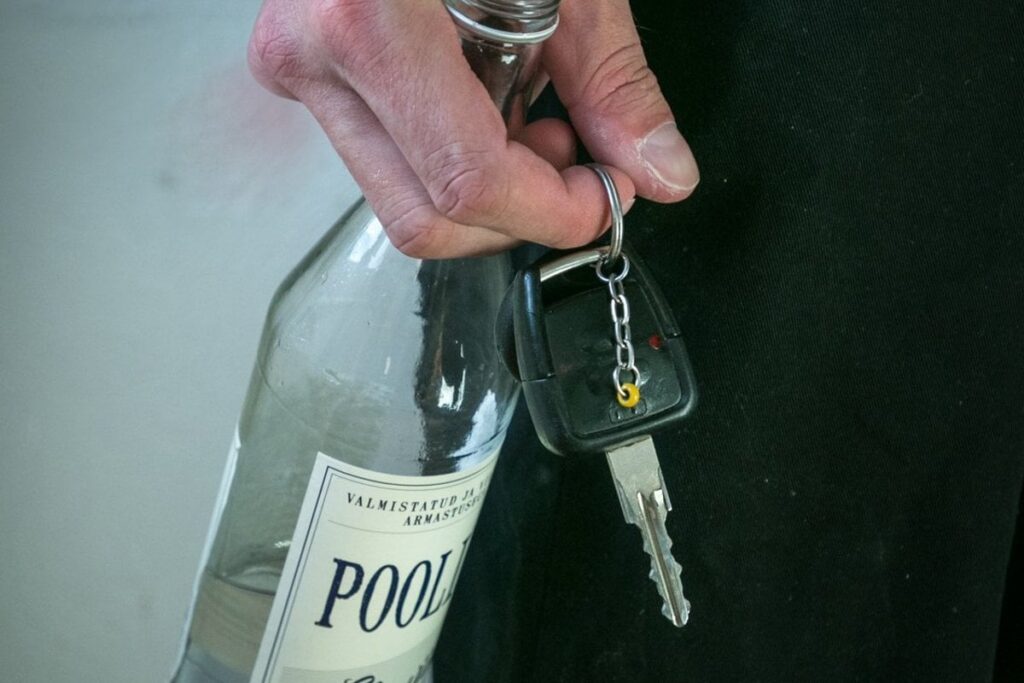 警察も救助隊員も、ひどい酩酊状態で出勤してきた男性を呼び止めるために助けを求めなければならなかった