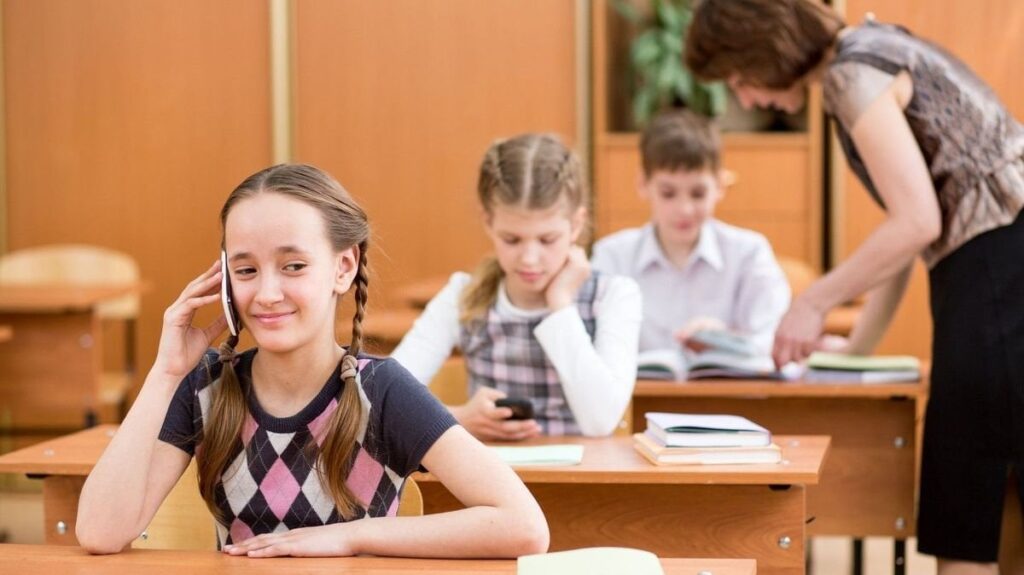 フセティンは毎朝小学生から携帯電話を没収する