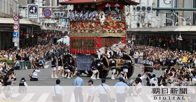 京都・祇園祭の前祭の山鉾巡行 鶏鉾の車輪壊れて立ち往生、一時混乱