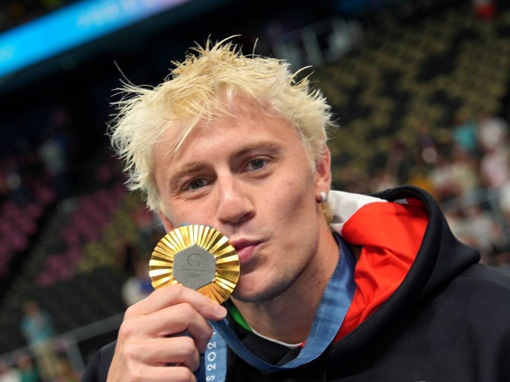 イタリアに初の金メダルが到来：マルティネンギが平泳ぎ100メートルで優勝！