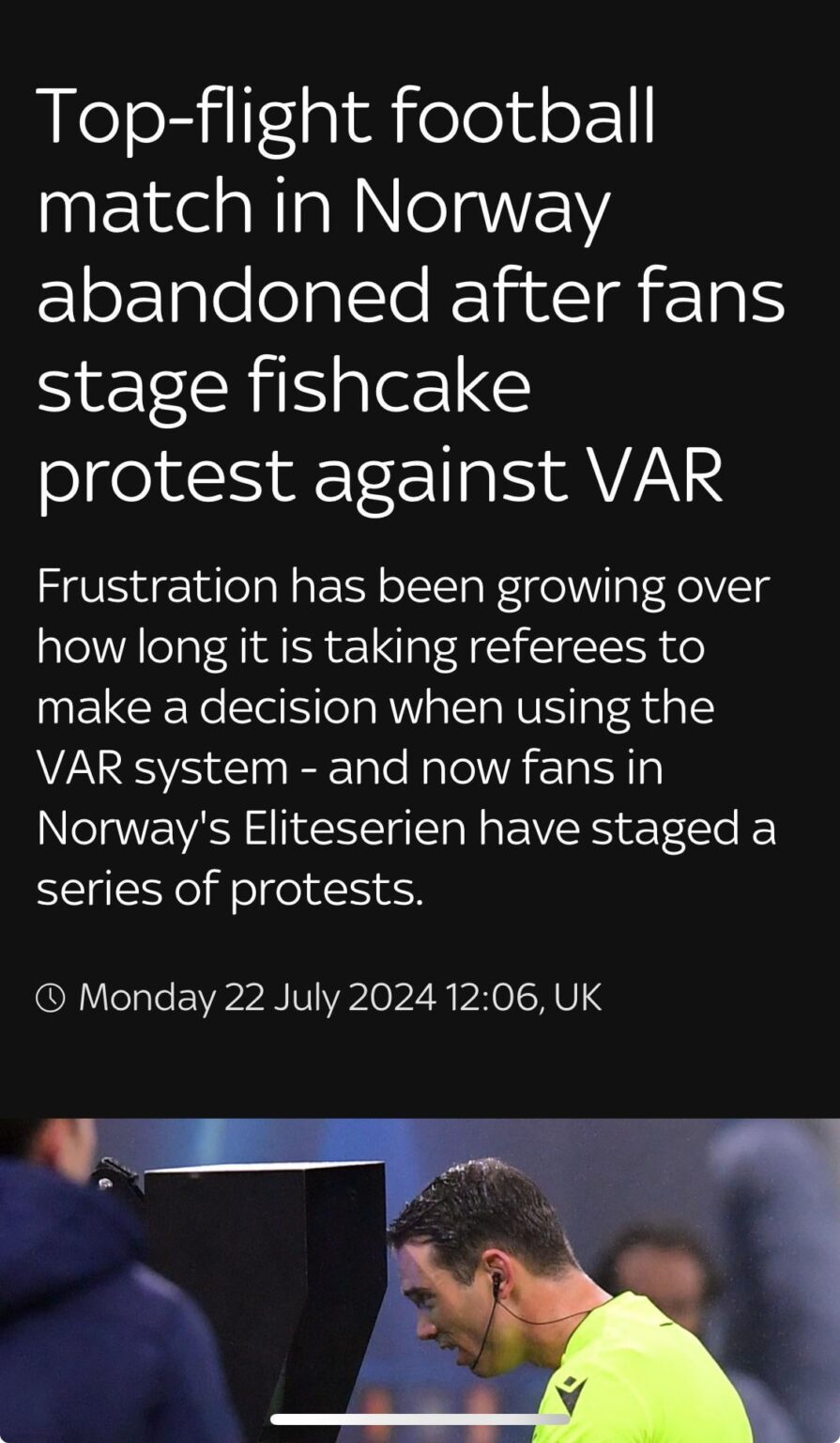 ノルウェーのトップリーグのサッカー試合、ファンがVARに抗議したため中止