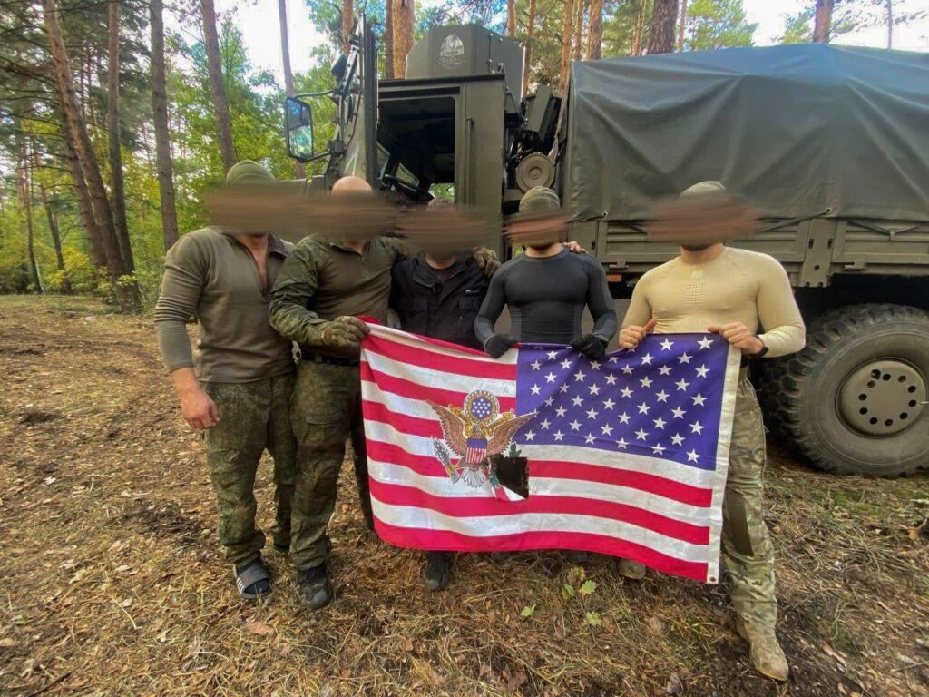 ウクライナでアメリカ兵と戦闘になった後、奪った米国旗を持つロシア兵