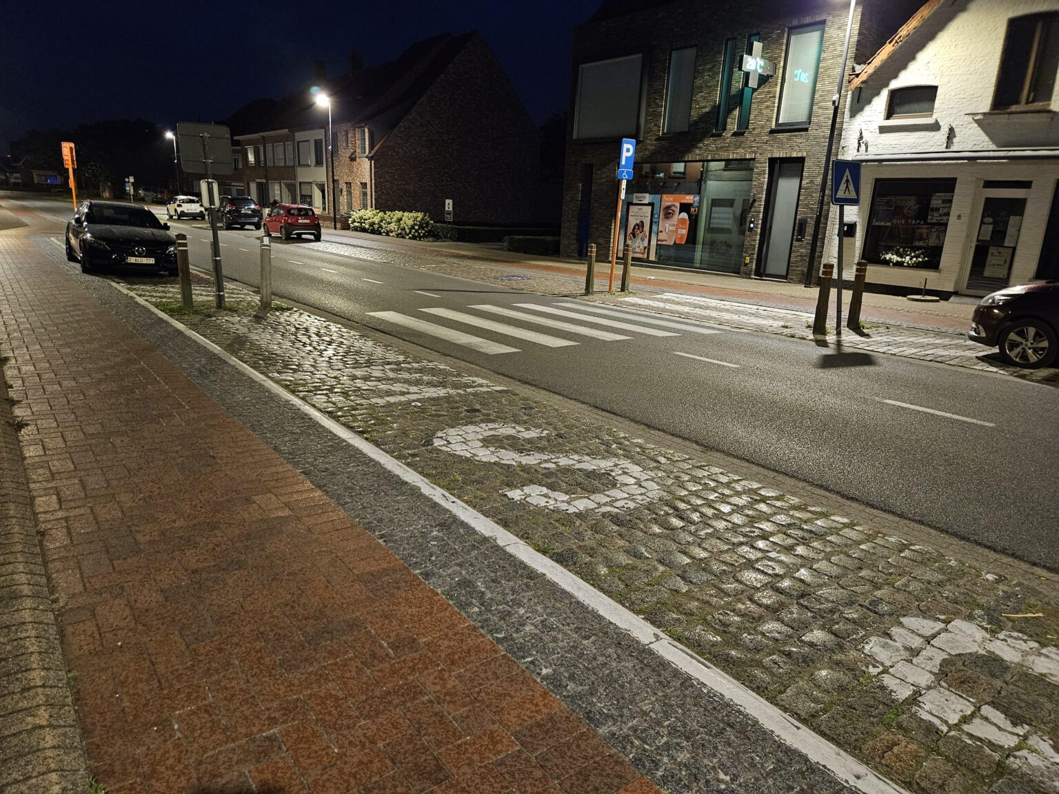 自転車は横断歩道を渡る歩行者を優先する義務があるのでしょうか？