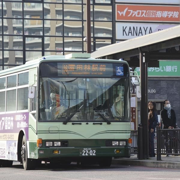 「2024年問題」直撃で深刻なバス運転手不足…合同採用説明会で行われていた“争奪戦”の熾烈 ― 採用前から休日出勤を要請
