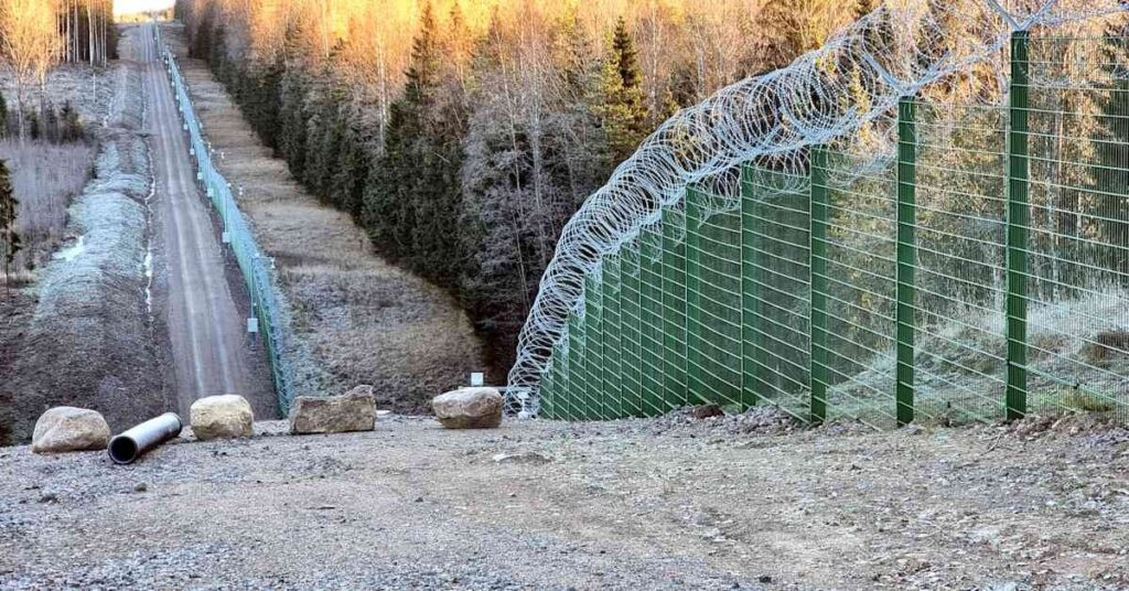 フィンランド、東部国境フェンス建設へ前進 | Yle News