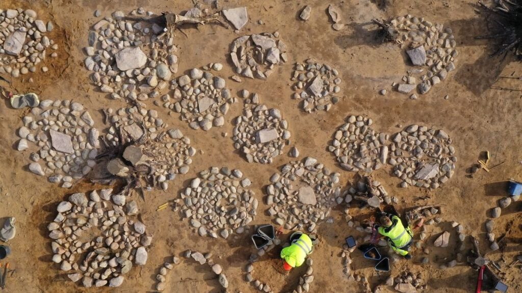 ノルウェーの古代の石の環状列石には暗い秘密が隠されていた。数十人の子供の墓だ。