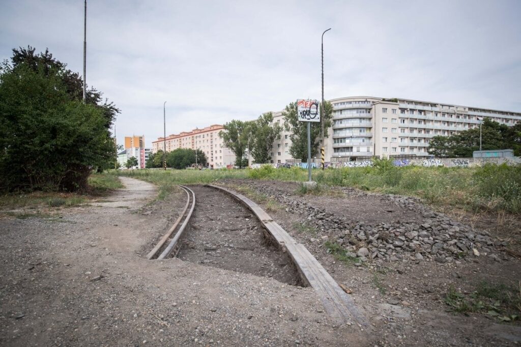ブラチスラヴァの主要駅は拡張も大規模修繕も行われない。 駅は小さすぎるため、州の修復と再建には多額の費用がかかるだろうと言われている。 新しい主要駅はおそらくStupavaにあるだろう。