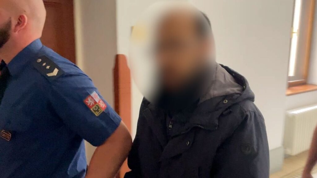 カルロヴィ・ヴァリのイマームが妻と子供たちを残酷に暴行し、刑務所で死亡した。 彼はいじめについて訴えた - ニュース