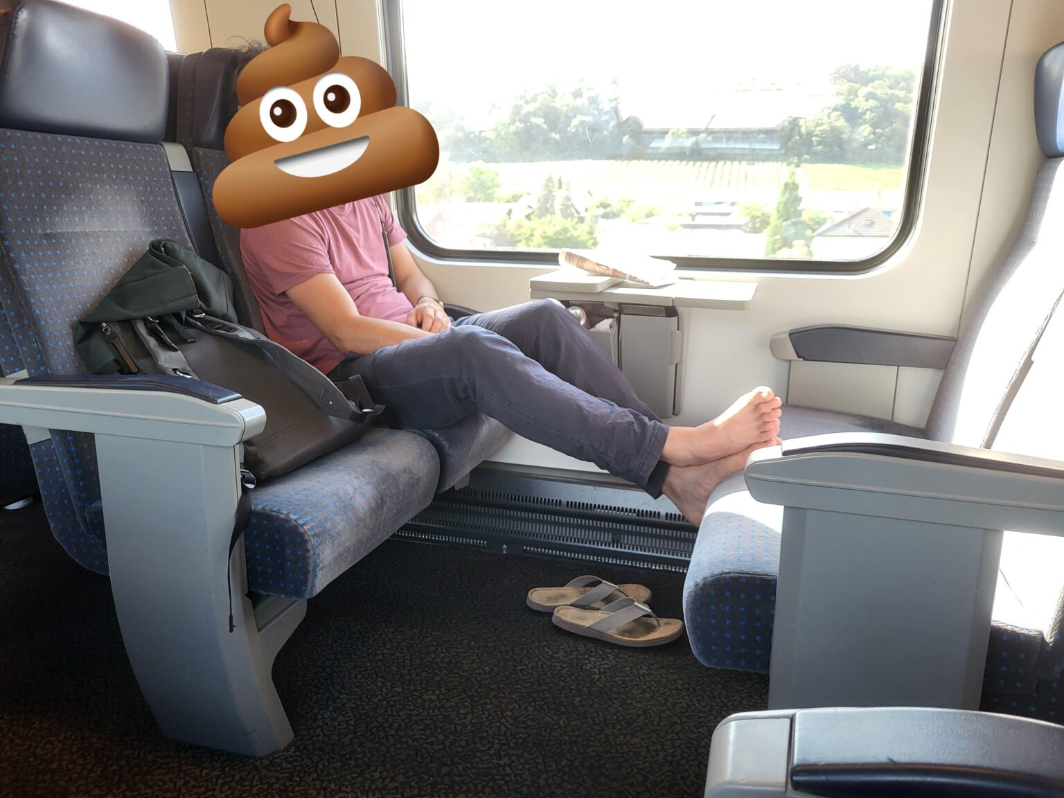 今日、ジュネーブからベルンに向かう電車の中で、写真のとても思いやりのある紳士が、SBB であなたの次の座席を準備していました。これは普通の行動でしょうか?