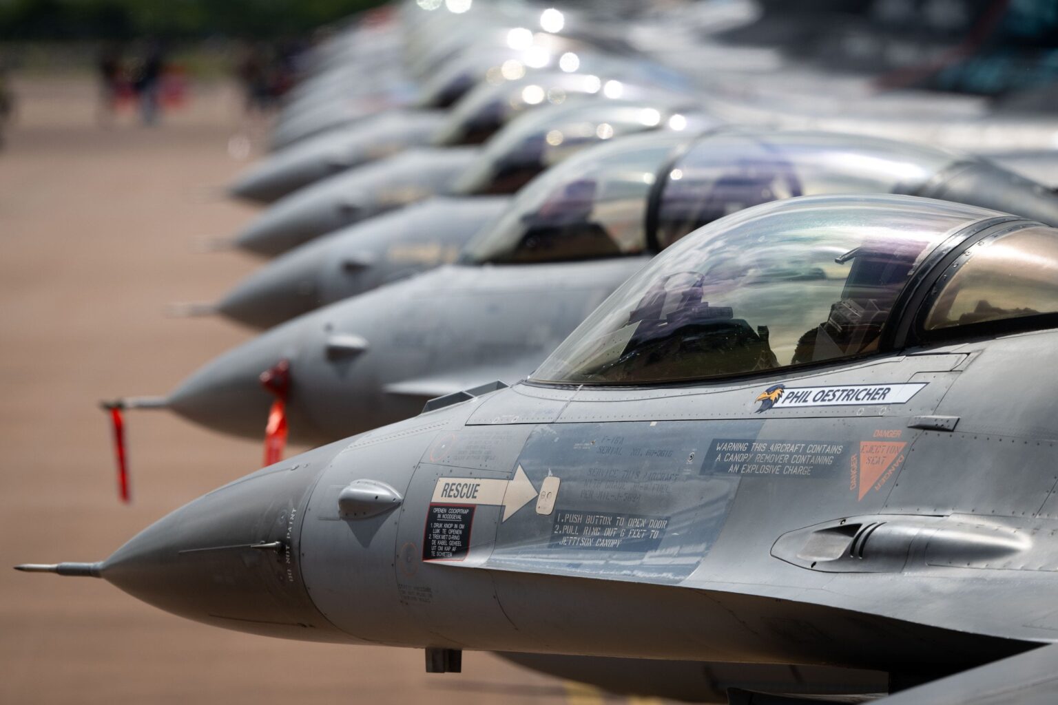 ゼレンスキー政権の軍事力強化のため、初の F-16 がウクライナに到着：報道