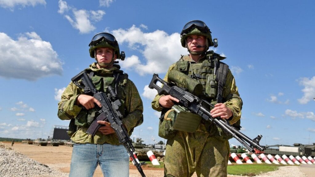 なぜロシアの兵士と警官はウクライナ軍に資金を提供するために100ポンドから19,000ポンドを支払っているのか？