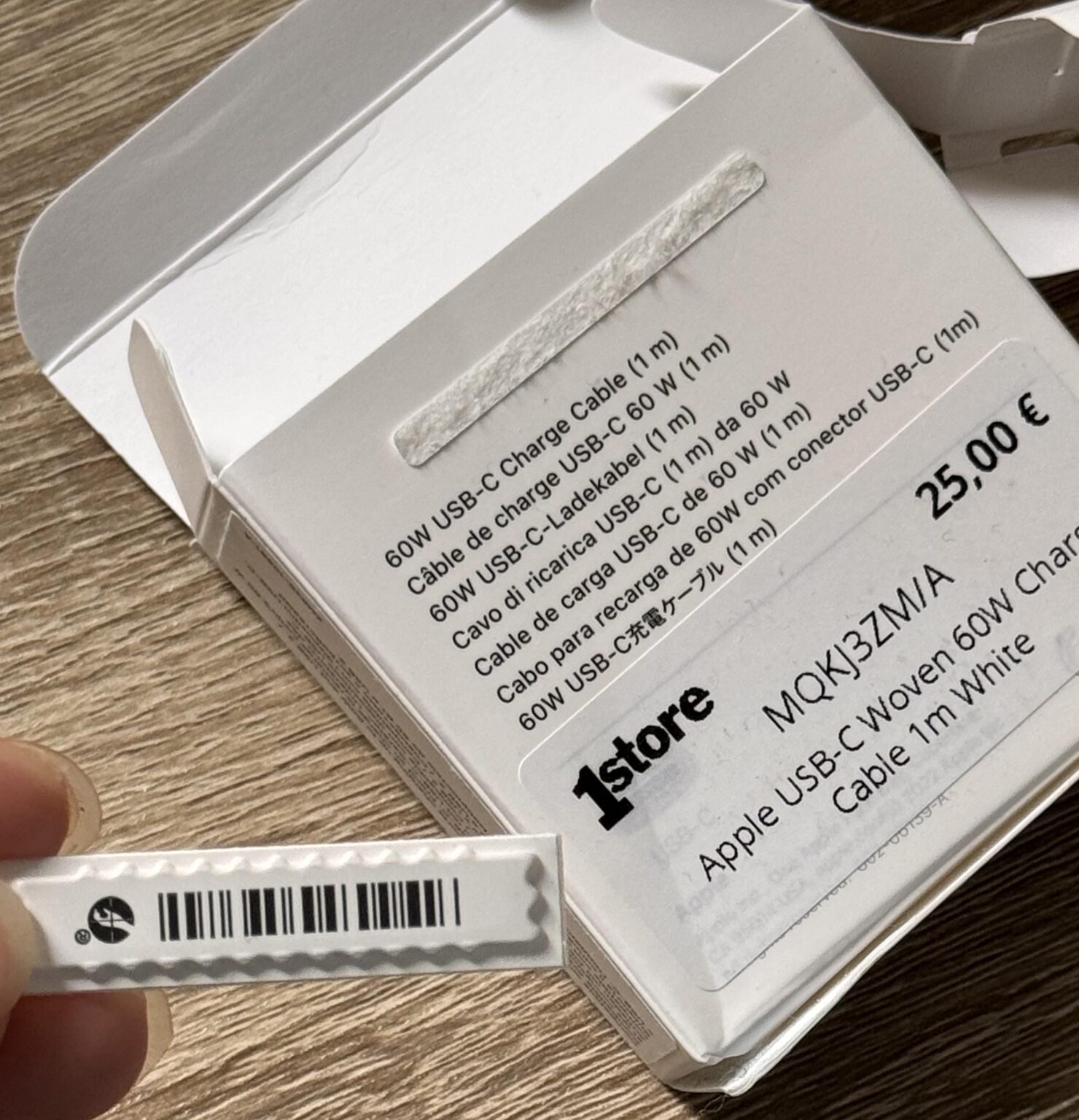 Apple 純正 1m C-to-C 充電ケーブルにあるこのバーコード タグは何ですか?