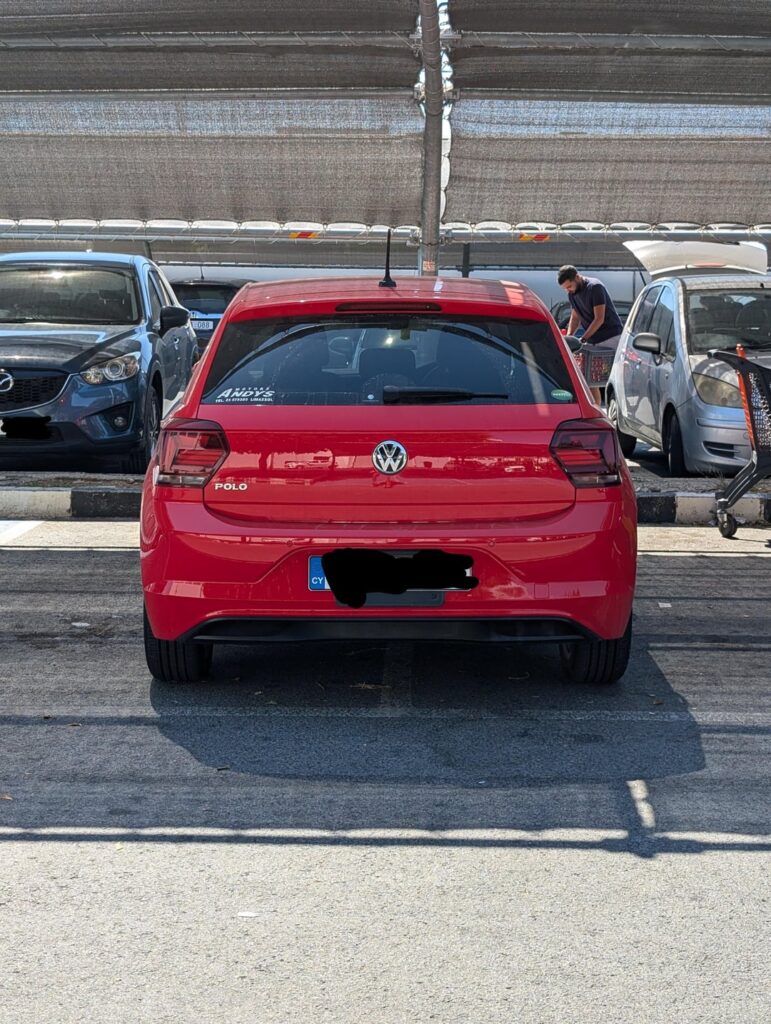待って…あれはBMWじゃない…