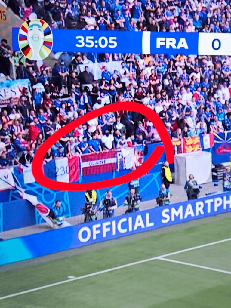 オレインはサッカーを見ています