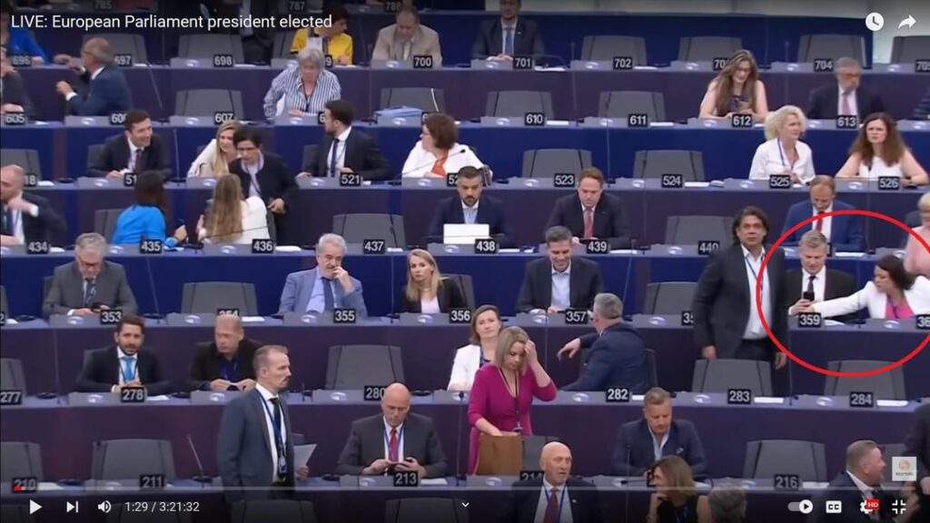 トルコ人はヨーロッパ国歌斉唱時に立った