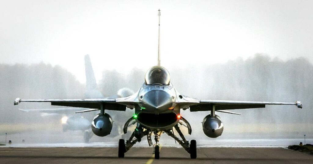 国防自体にはF-16の教官がいないため、トランサヴィアに頼る