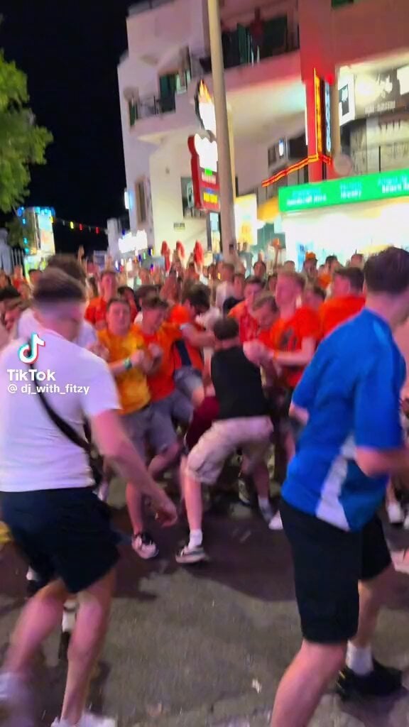 アルブフェイラでオランダ人ファンとイギリス人ファンの間で衝突