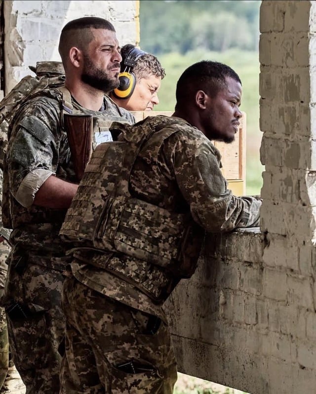 国際部隊が本日発表した、新しい国際ボランティアの訓練の様子。