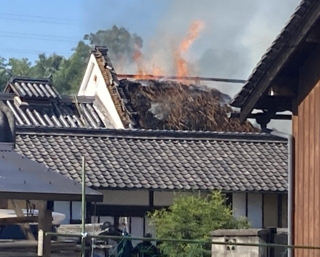「かやぶき屋根が燃えている」国重要文化財の中家住宅に延焼 - 奈良県安堵町