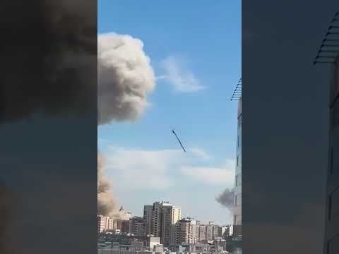 スローモーション映像：キエフのオフマトディト小児病院へのロシアのミサイル攻撃