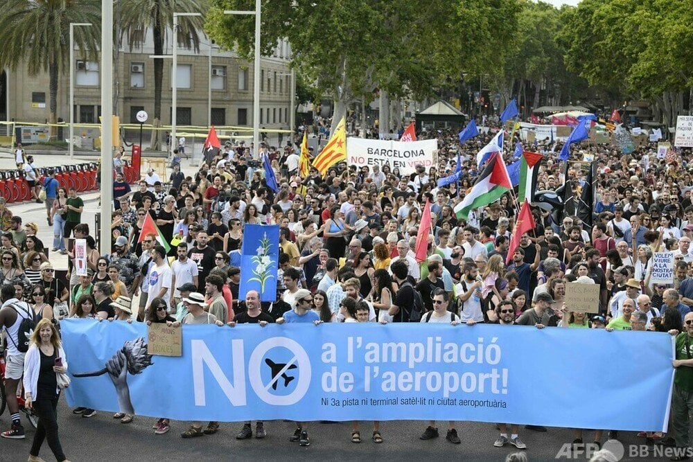 バルセロナ住民、オーバーツーリズムに抗議 スペイン