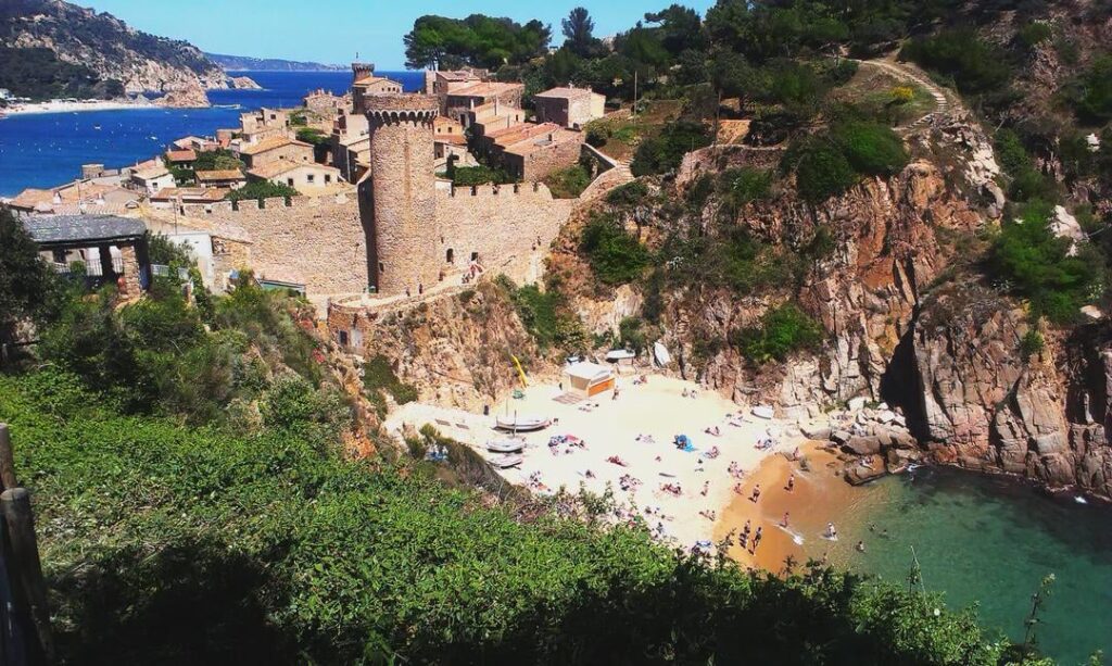 ジローナ、トッサ・デ・マール、ビーチでオリーブ🫒とベルモット🍷を楽しむ🏖️