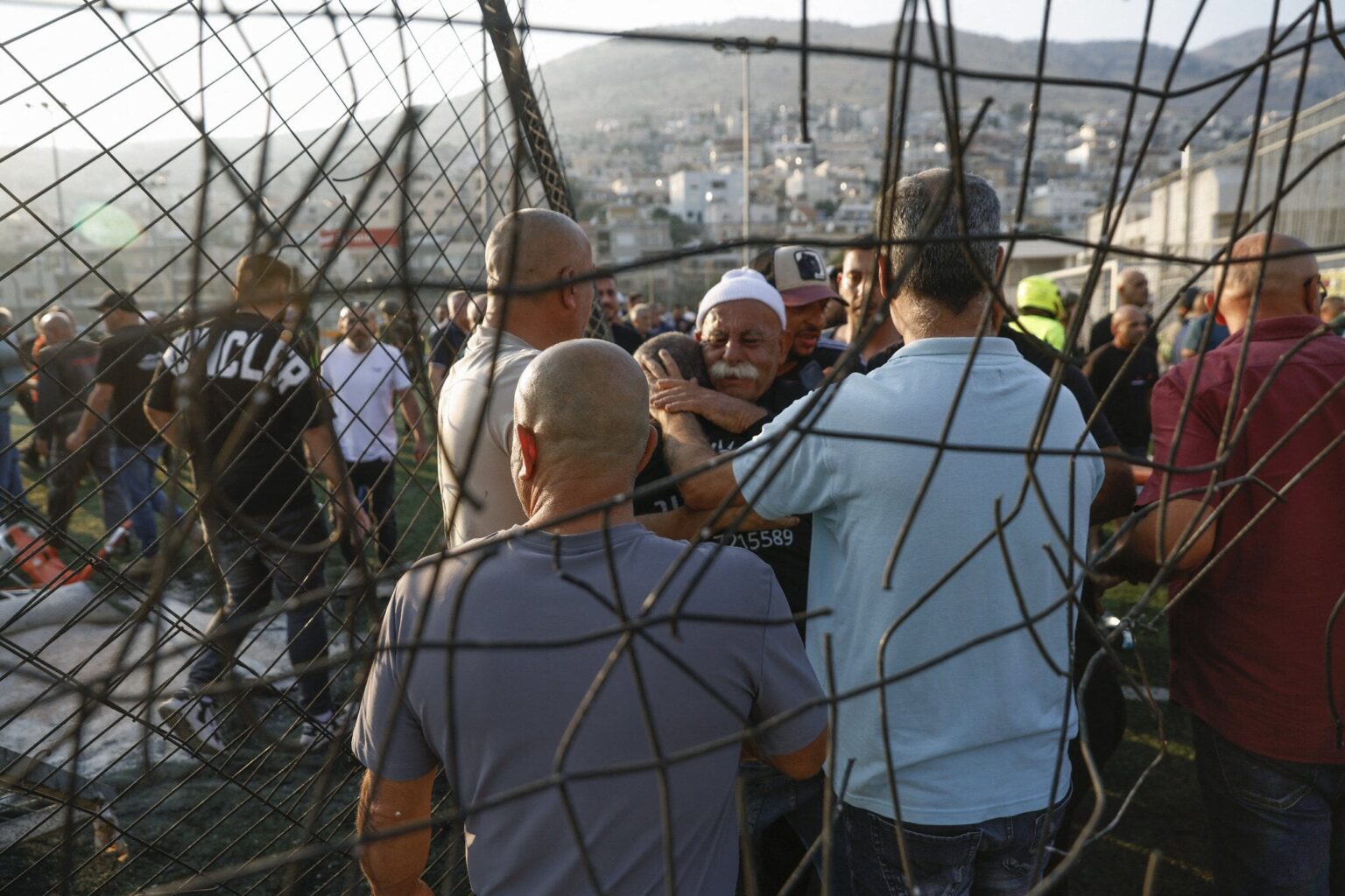 イスラエル北部のヒズボラ虐殺：ドゥルーズ派アラブ都市のサッカー場にロケット弾が直撃し、12人の十代の若者が死亡。 ヒズボラとイスラエルの紛争激化の可能性