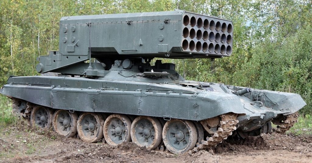 ウクライナのドローンがロシアのTOS-1重火炎放射器を爆発で破壊