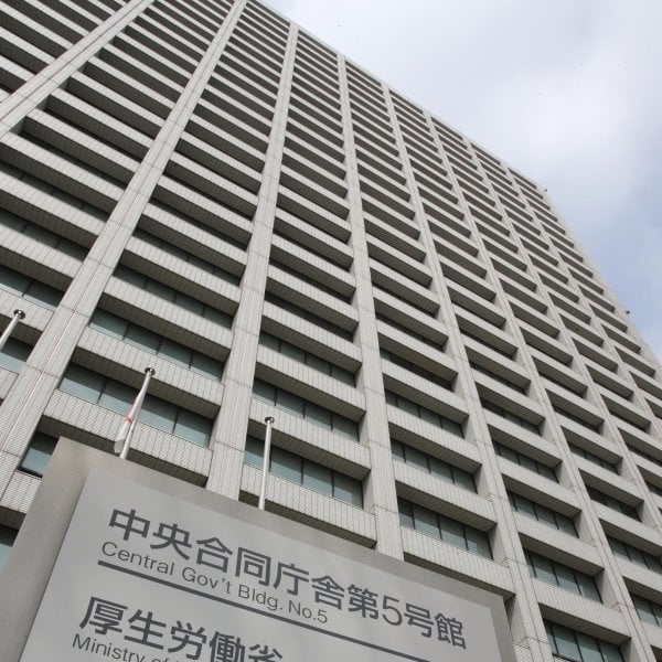 キャリア官僚がエリートだった時代は終わり…立命館大学が合格者数3位の大躍進 ― 志望者は10年で3/4に減少