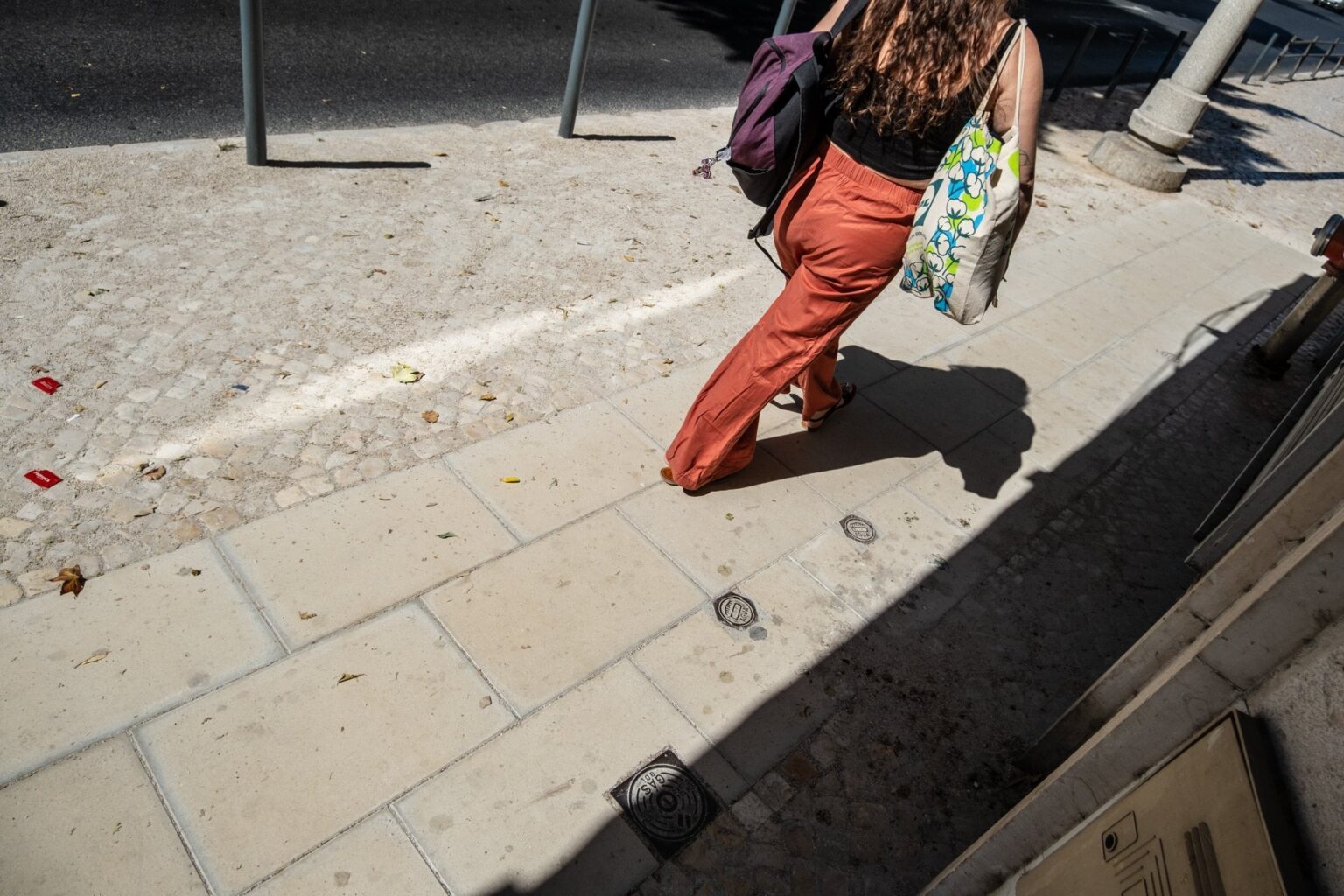 歩道の代わりに滑らかな舗装が行われ、歩行がより快適になります