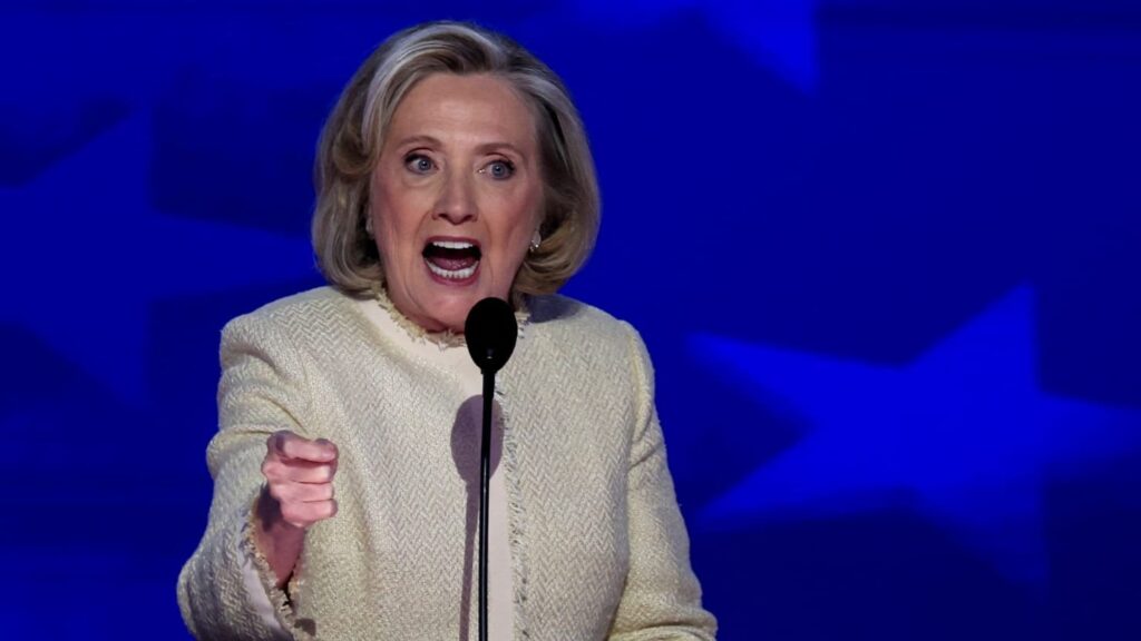 ヒラリー・クリントンが重罪人トランプを非難、民主党全国大会の観衆が「彼を刑務所に送れ」と叫ぶ