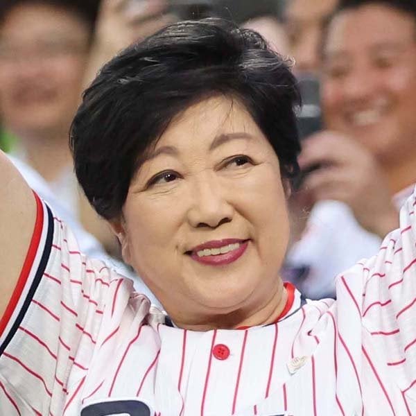 小池都知事「剥離骨折で全治2カ月」に飛び交う憶測…“最後の勝負”への準備期間か ― 局面に休む癖