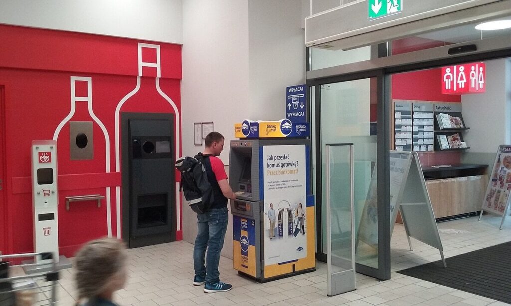 タリン中心部に設置された「詐欺」ATM