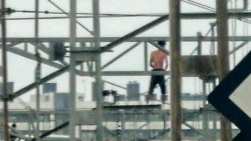 男性が架線を登ったため、バレンシアとアルファファール間の列車の循環が停止