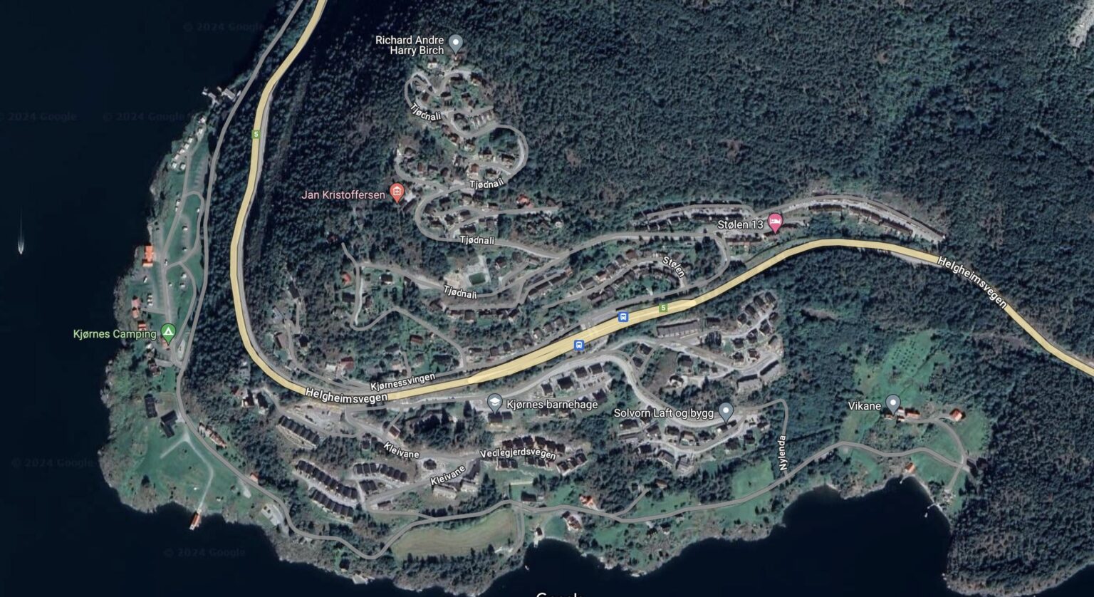 答えが「はい」であることを願いますが、ノルウェーのキョルネスは意図的に街路をドラゴン/ユニコーン/馬のように見えるように設計したのでしょうか?