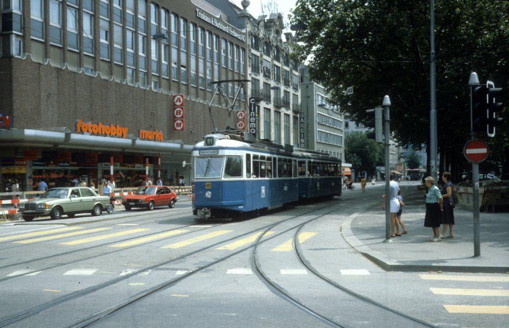 1983 年 7 月、チューリッヒのベルビュー広場にある路面電車。左側にある、現在は閉店している Fotohobby ストアに注目してください (© Kurt Rasmussen)。