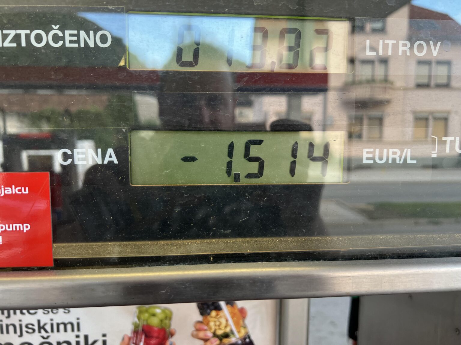 急いでガソリンスタンドに行きましょう、給油料を払ってくれます