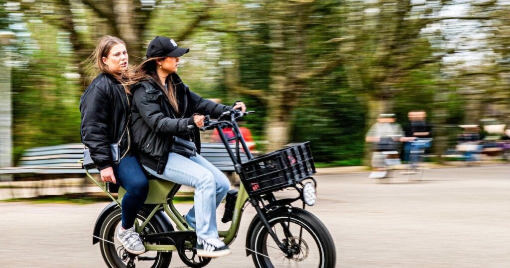 PVV大臣はヘルメットの着用義務やファットバイクの年齢制限を望まない：「それはただの太い車輪が付いた自転車だ」