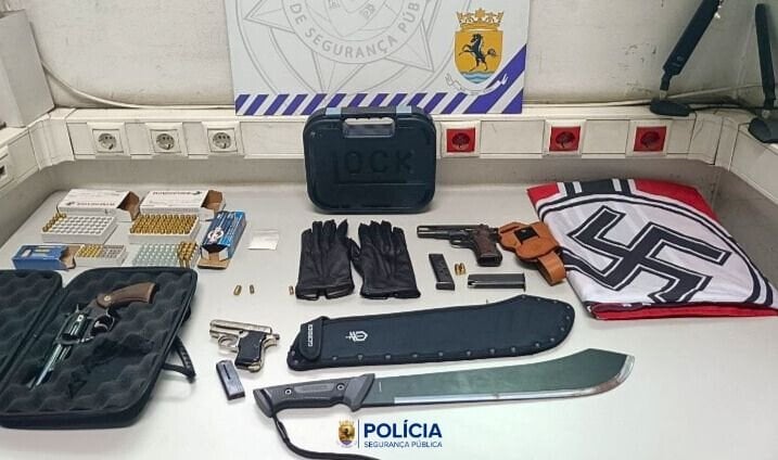 ナイトクラブ「ラスト」で銃撃したグループは自宅に武器とナチスの旗を持っていた