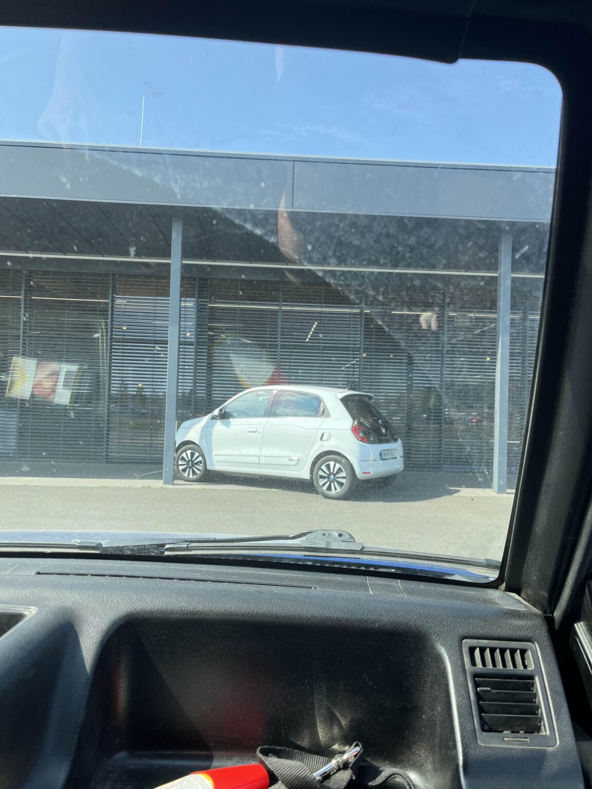 オルモスの典型的な駐車場