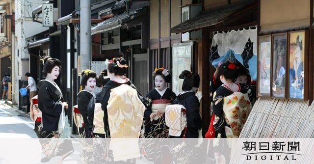 芸舞妓、黒紋付きで「おめでとうさんどす」 京都の花街で「八朔」