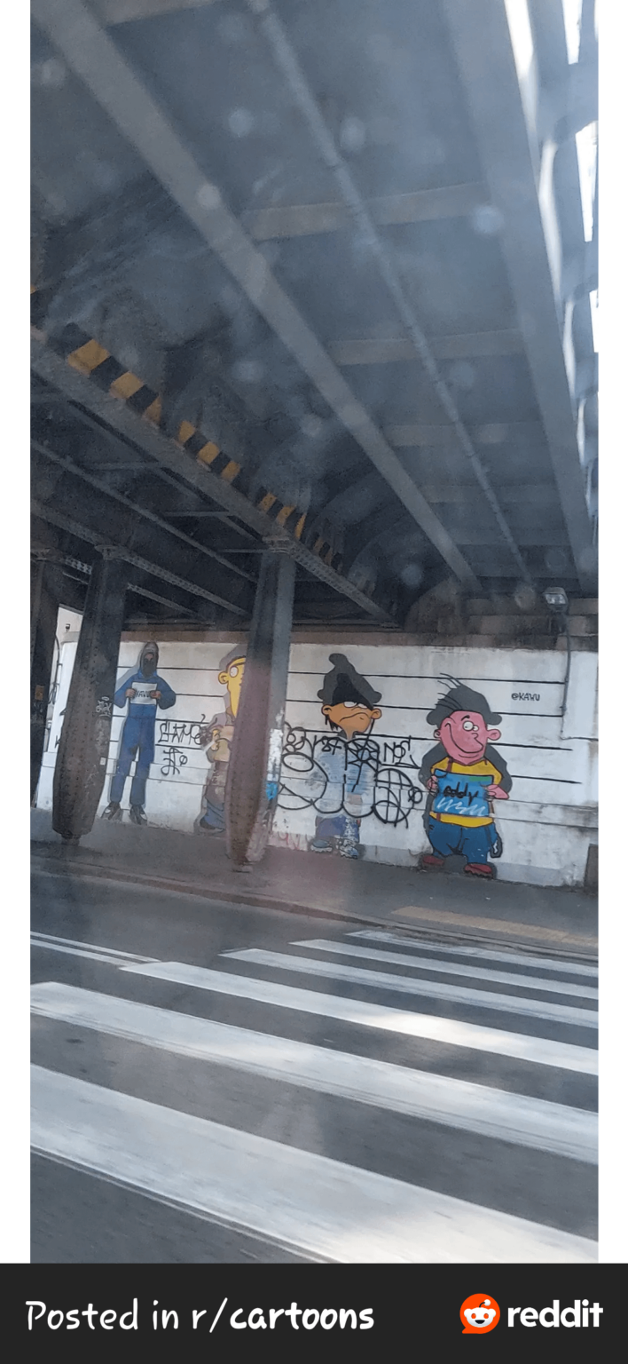 ある男がポズナンの周囲にカートゥーン ネットワークのキャラクターを散布しています。