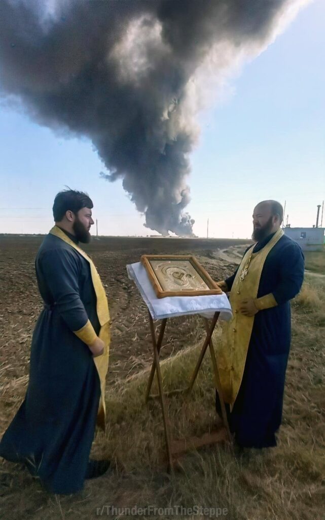 ロシア正教会の司祭たちは、ロシアのロストフ地方にあるプロレタルスク燃料貯蔵所で発生した大規模な火災現場を訪れ、祈りを捧げ、消防設備を祝福した。