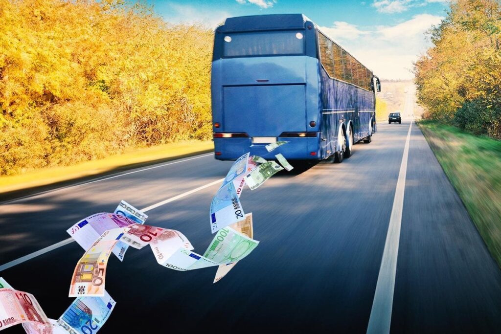 ゴバスは超過利益を得る。つまり、国家は欠落した活動の形で自ら財政赤字を生み出す。
